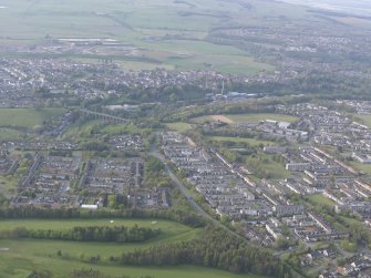 General oblique aerial view of Caskieberran, Glenrothes, with the Cabbagehall Railway viaduct beyond, looking N.