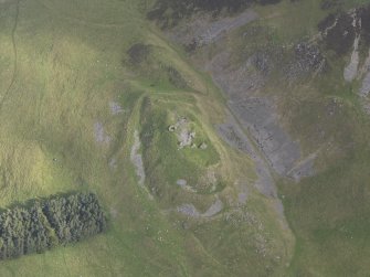 Oblique aerial view of Tinnis Castle, taken from the SW.