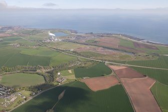 General oblique aerial view of Dunbar, Oxwellmains Cement Works, Barns Ness Lighthouse and Thurston Manor, looking NNE.