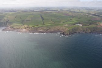 General oblique aerial view of Cove Harbour, Heathery Heugh, centred on Siccar Point, looking SSW.