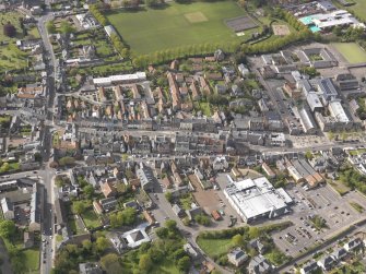 Oblique aerial view of Haddington, Haddington Town Hall, Corn Exchange, Neilson Park, looking S.