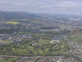 General oblique aerial view of Duddingston Village, Duddingston Golf Course, looking SW.