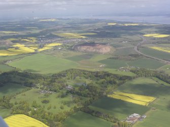 General oblique aerial view of Newliston House, Winchburgh Shale Bing, Kirkliston, looking NW.