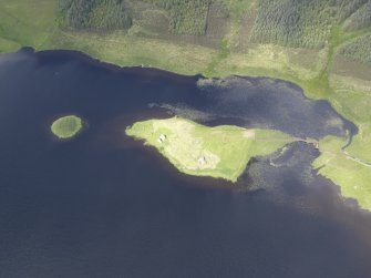 Oblique aerial view of Eilean Mor, Eilean Na Comhairle and Finlaggan Castle, looking NW.