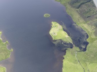 Oblique aerial view of Eilean Mor, Eilean Na Comhairle and Finlaggan Castle, looking W.