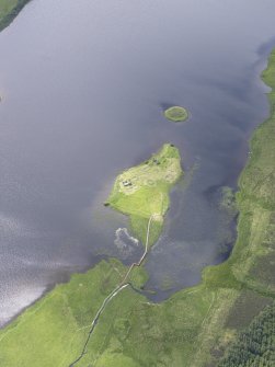 Oblique aerial view of Eilean Mor, Eilean Na Comhairle and Finlaggan Castle, looking SW.