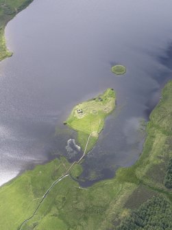 Oblique aerial view of Eilean Mor, Eilean Na Comhairle and Finlaggan Castle, looking SSW.