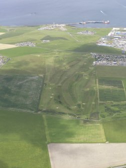 General oblique aerial view of Kirkwall Golf Course and Kirkwall Vehicular Ferry Terminal, looking NNE.