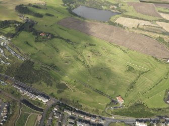 Oblique aerial view of Kinghorn Golf Course, looking to the NW.