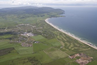 General oblique aerial view of Machrihanish Golf Course, Langa Quarry and Campbeltown Airport, looking SSW.