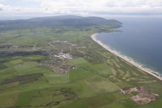 General oblique aerial view of Machrihanish Golf Course, Langa Quarry and Campbeltown Airport, looking SSW.