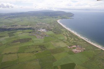 General oblique aerial view of Machrihanish Golf Course, Langa Quarry and Campbeltown Airport, looking SSW.