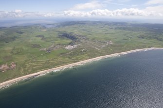 General oblique aerial view of Machrihanish Golf Course, Langa Quarry and Campbeltown Airport, looking SE.