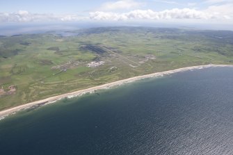 General oblique aerial view of Machrihanish Golf Course and Campbeltown Airport, looking SE.