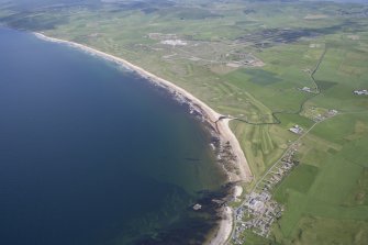 General oblique aerial view of Machrihanish Golf Course and Campbeltown Airport, looking NE.