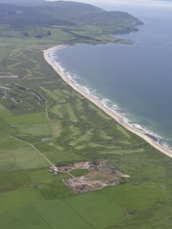 General oblique aerial view of Machrihanish Golf Course and Langa Quarry, looking SW.