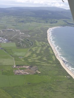 General oblique aerial view of Machrihanish Golf Course and Langa Quarry, looking SSW.