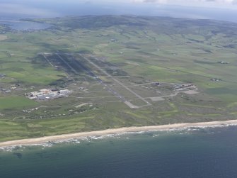 General oblique aerial view of Machrihanish Golf Course and Campbeltown Airport, looking SW.