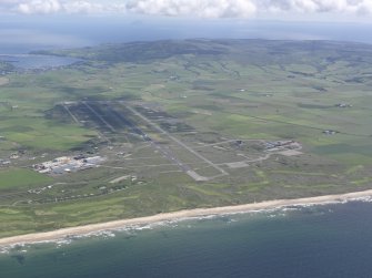 General oblique aerial view of Machrihanish Golf Course and Campbeltown Airport, looking SW.