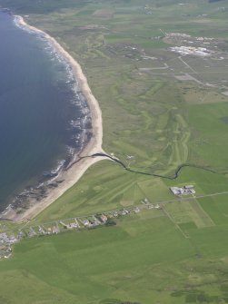 Oblique aerial view of Machrihanish Golf Course and Machrihanish village, looking NE.