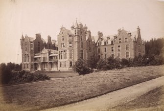 Crieff, Hydropathic Hotel.General view.
Titled: 'Crieff Hydropathic Establishment. 5075. G.W.W.'
PHOTOGRAPH ALBUM No: 195.