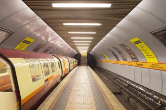 View looking along the island platform of Cessnock subway station with train waiting at Inner Circle platform