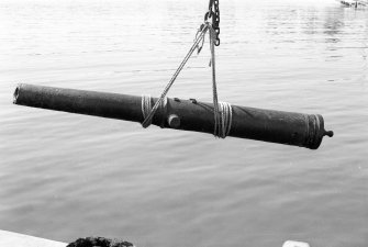The bronze media culebrina is hoisted ashore (1977).