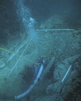 Andrew Fielding uncovers the media culebrina as he removes shingle from the main gulley (1977). Note the depth of the deposit.