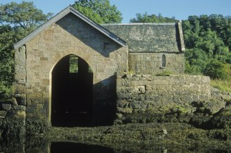 Achranich boathouse from the west at low water. At the left of the facade the facing and side walls are not bonded, suggesting more than one phase of building.