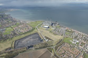 General oblique aerial view of Cockenzie and Tranent environs centred on Cockenzie Power Sataion, looking to the W.