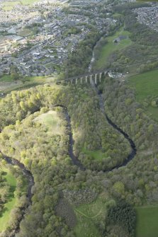 Oblique aerial view of Cumnock Bank Viaduct, looking to the SW.