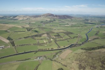 General oblique aerial view of Tinto Hill and the Upper Clyde Valley centred on Hardington House, looking to the NNW.