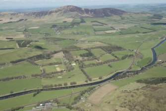 General oblique aerial view of Tinto Hill and the Upper Clyde Valley centred on Hardington House, looking to the NNW.