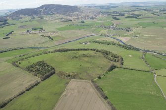 General oblique aerial view of the Upper Clyde Valley centred on Quothquan Law with Thankerton and Tinto Hill beyond, looking to the W.