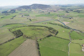 General oblique aerial view of the Upper Clyde Valley centred on Quothquan Law with Thankerton and Tinto Hill beyond, looking to the SW.