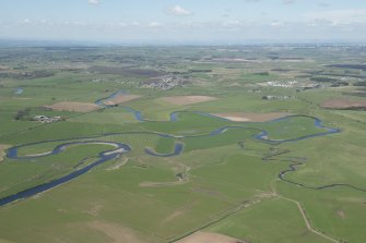 General oblique aerial view of the Upper Clyde Valley centred on the village of Cartsairs, looking to the NW.