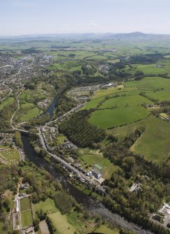 General oblique aerial view of the Upper Clyde Valley centred on  Kirkfieldbank Village, looking to the SE.