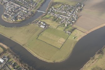 Oblique aerial view of Cambuskenneth Abbey and village, looking NNW.