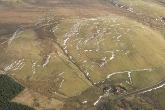 General oblique aerial view of the enclosures, field boundaries and rig, looking ESE.