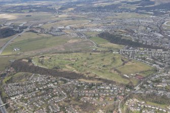 General oblique aerial view looking towards Stirling Castle centred on the King's Park and Stirling golf course, looking to the N.