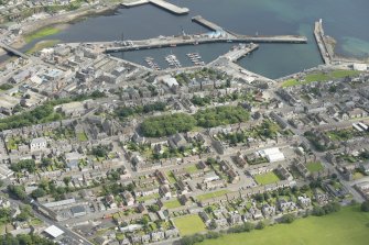 Oblique aerial view of Wick Harbour and Argyle Square, looking NE.