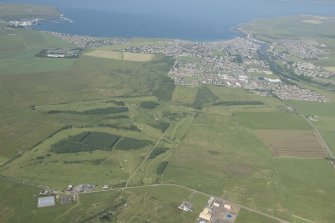 Oblique aerial view of Thurso Golf Course, looking to the NE.