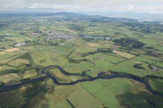 General oblique aerial view with Threave Castle in the foreground and Castle Douglas beyond, looking E.