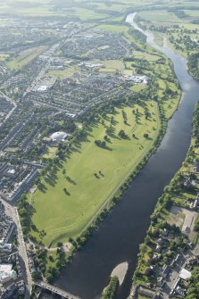General oblique aerial view of the North Inch, Perth, and the River Tay, looking NNW.