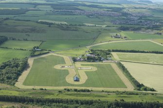 Oblique aerial view of Strathruddie Farm with Auchterderran and Cardenden byond, looking S.