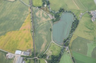 Oblique aerial view of the cropmarks of the pit and the possible enclosure at Dairsie, looking NNE.