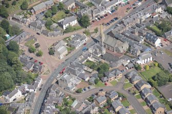 Oblique aerial view of Biggar centred on the High Street, looking NNE.