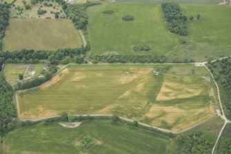 Oblique aerial view of the cropmarks of the field boundaries, looking SE.