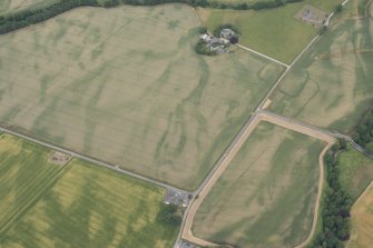 Oblique aerial view centred on the cropmarks of Stracathro Roman temporary camp, looking NE.