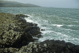 Although the site is not exposed to a long fetch of open water, wind funnelling through the Sound of Mull can generate short, choppy wave movements which, when breaking on the rocks around Duart Point, can create a backwash which in some respects may have affected the wreck-site, 10m below. These effects may be exacerbated by the wash of passing ships. (Colin Martin)